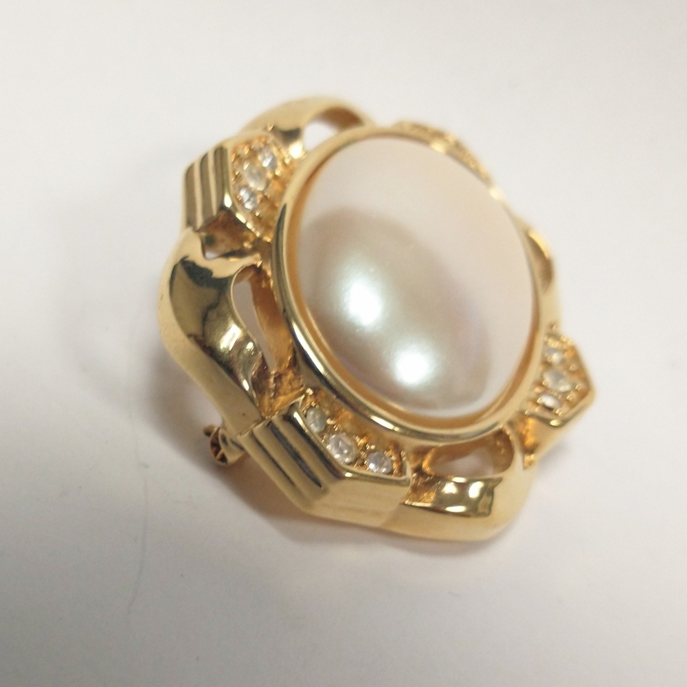 Vintage Monet Faux Pearl Crystal Gold Tone Large Brooch Elegant Pin Signed - Picture 2 of 6